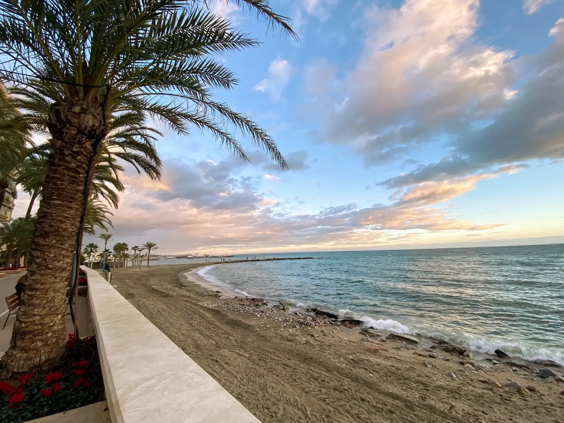 Paseo marítimo de la Costa del Sol al atardecer.