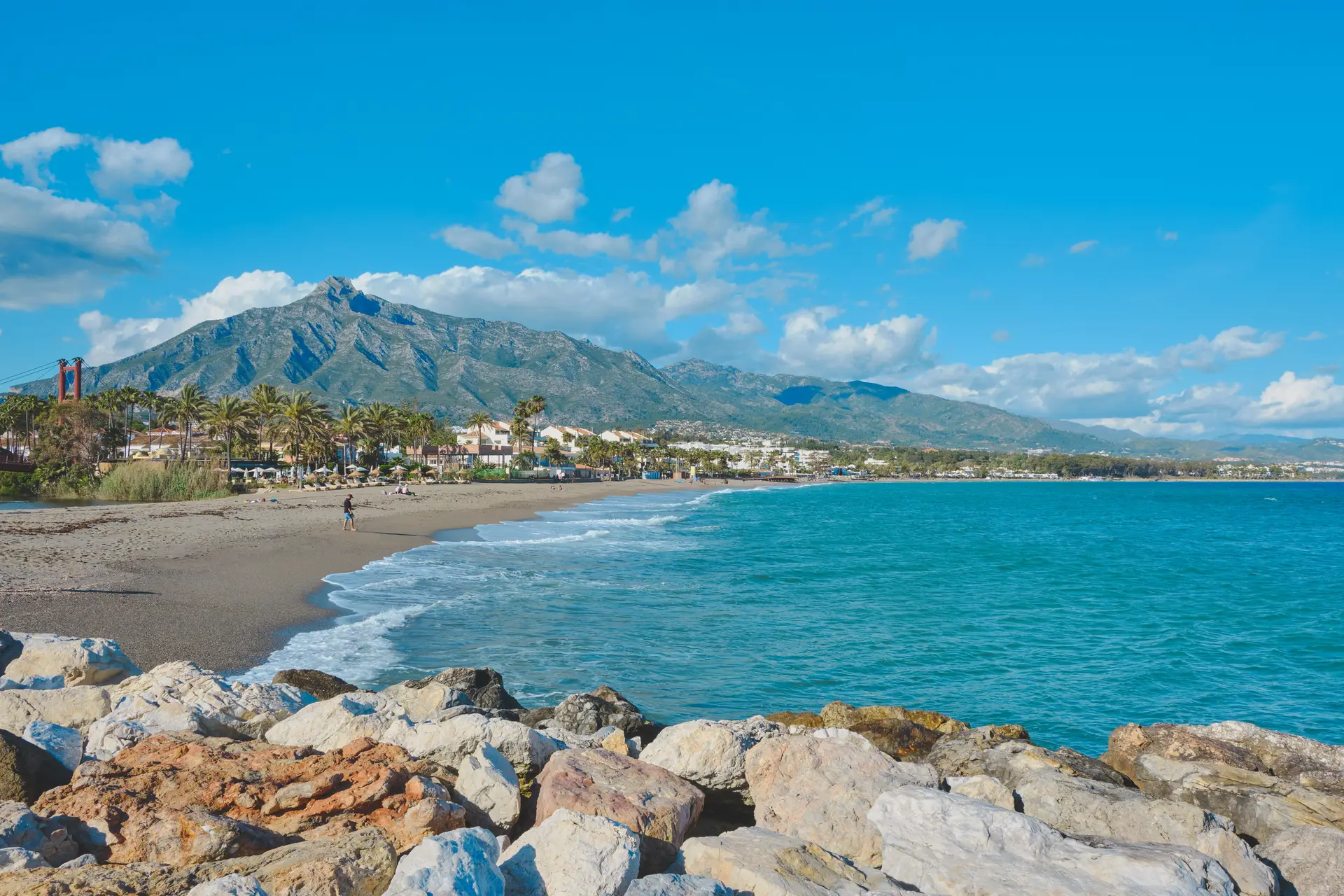 Playa de Marbella con la sierra al fondo, en la Costa del Sol.