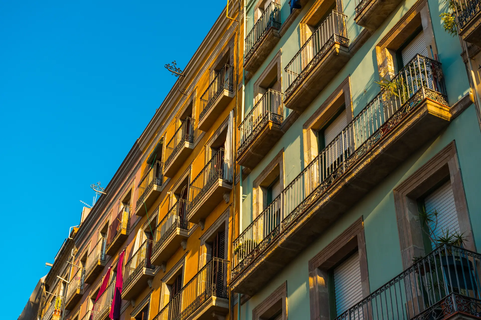 Edificio residencial, un tipo de activo de inversión inmobiliaria.